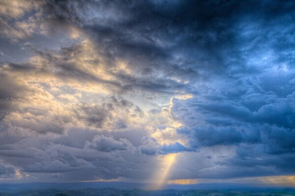 Lichtstrahl unter schweren Wolken