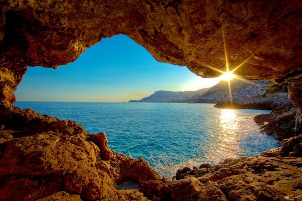 Mar en las rocas al atardecer