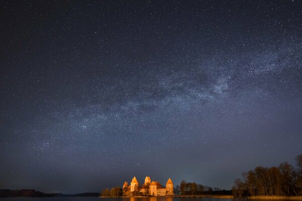 Château sur le ciel étoilé de la nuit