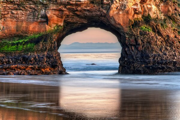 Mar. playa. arco en la roca