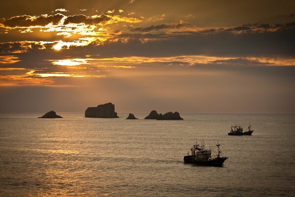 Navi in mare al tramonto