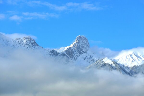 Berge, die sich über den Wolken erheben