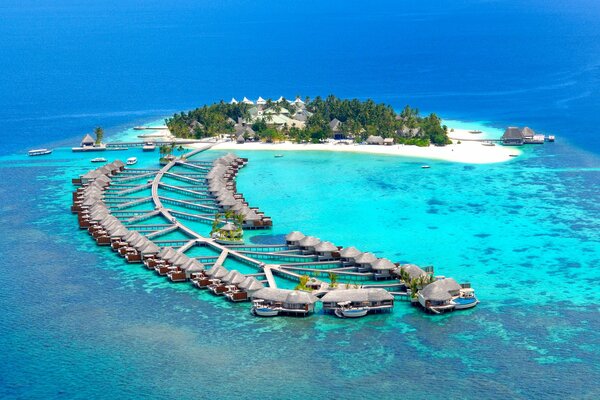 Isla turística en el mar con muelle