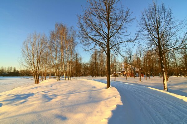 Wintermorgen im Dorf