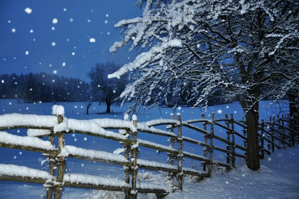 Soirée de neige tranquille dans le village