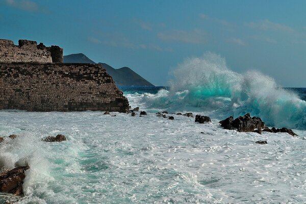 Les vagues éclaboussent les ruines de repos