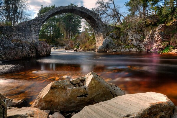 Eine Brücke in Schottland. Carrbridge