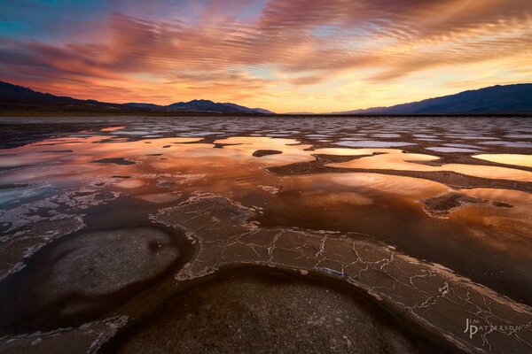 Desierto valle de la muerte al atardecer