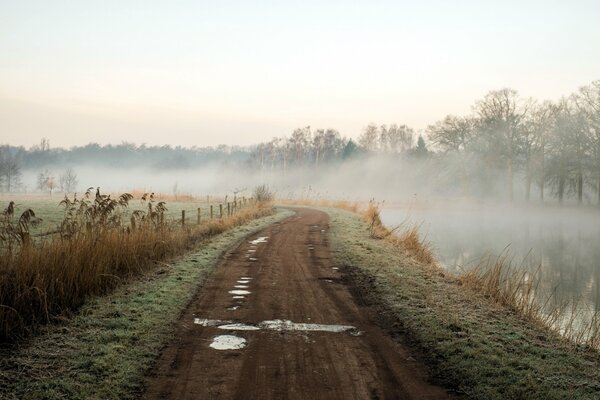 Route dans le brouillard au bord de la rivière