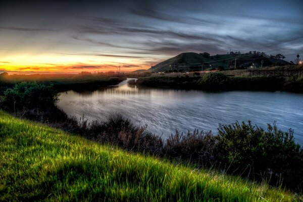 Tramonto serale tranquillo sul fiume