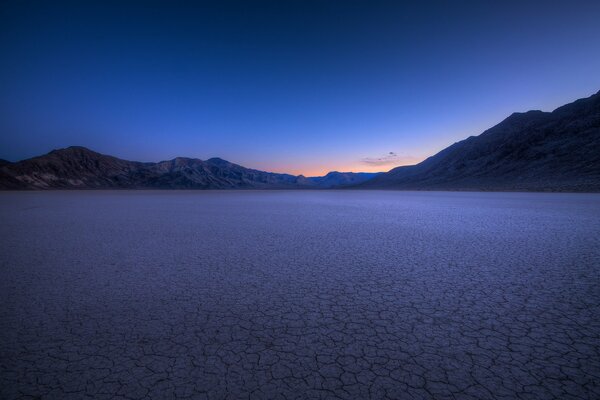 Resplandor en el azul del desierto