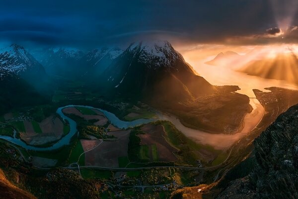 Norweska Dolina w świetle słońca