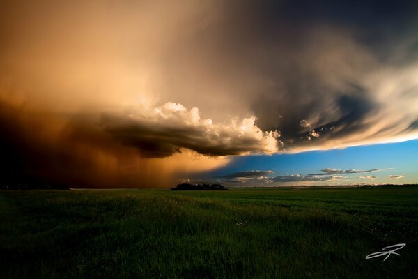 La tempesta incombe sul campo verde