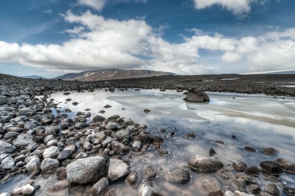 Paisaje: cielo nublado naturaleza montañosa y rocosa