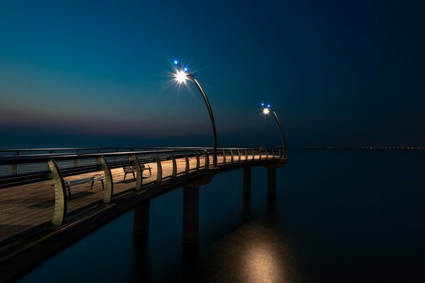 Ponte illuminato da luci notturne