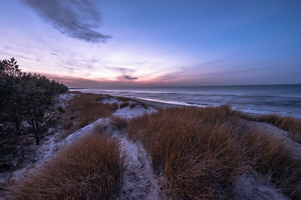 Plage dans la neige sur la mer