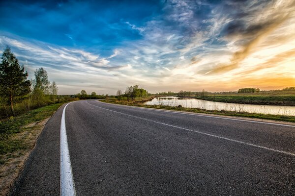 Entlang der Straße erstreckt sich ein kleiner See