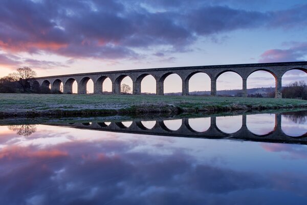 Puente temprano en la mañana en Inglaterra