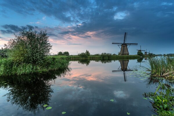 Reflet du ciel dans l eau. Moulin à vent