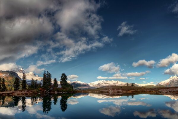 Panorama die Reflexion von Bergen und Wolken im See