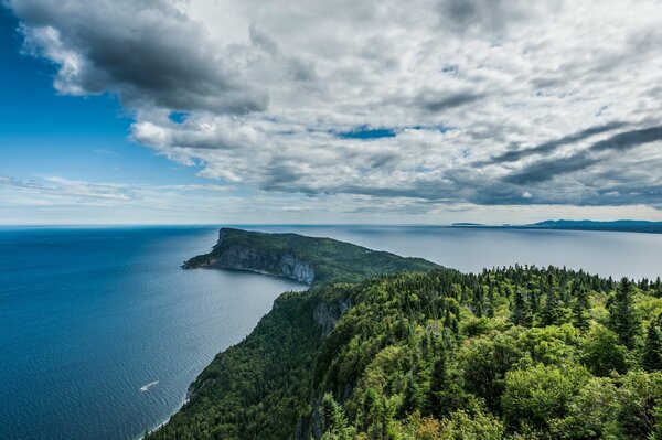 Cap partant dans le ciel au milieu de l eau