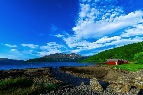 Lago azul con bosque y casa