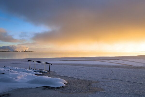 Winter Sonnenuntergang am Strand unter den schönen Wolken Wüstenküste