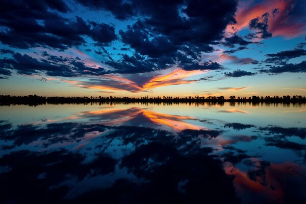 Reflejo del cielo nocturno en el lago