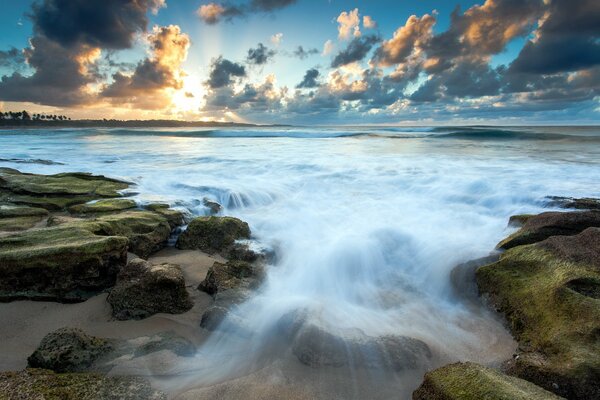 Tramonto sul mare con pietre