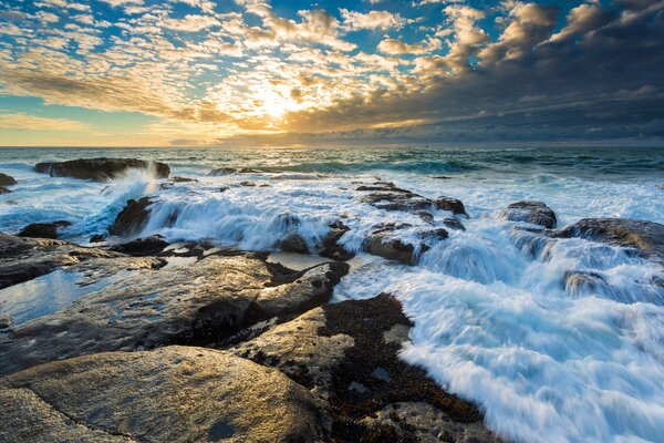 Onde e rocce al tramonto