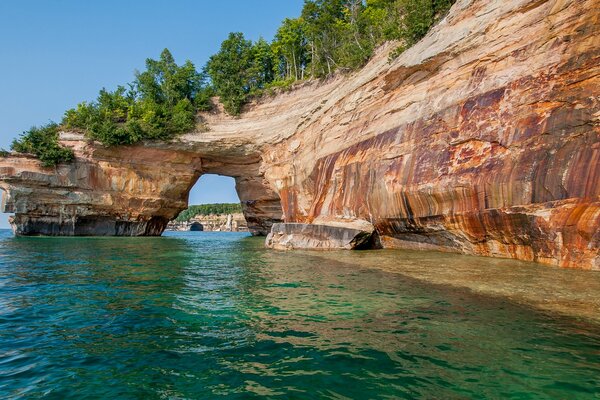 Eine Insel im Ozean, die mit saftigem Grün bedeckt ist