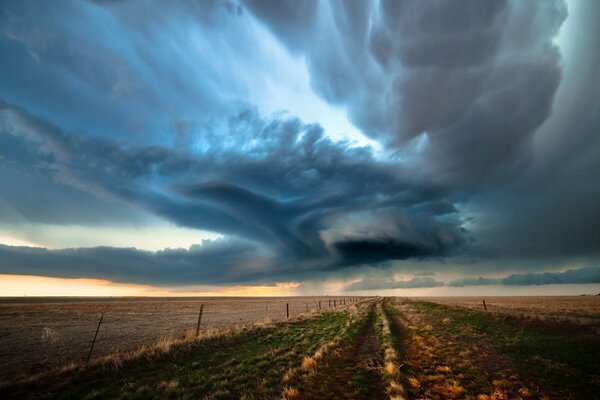 Nuages fabuleux dans le champ. Paysage