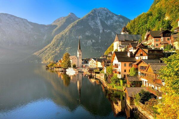 Landschaft mit Stadt auf See Hintergrund in Österreich