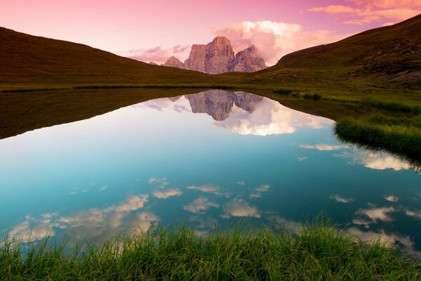 Lago de montaña. Paisaje de verano