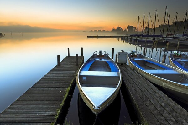 Brumoso amanecer en el lago