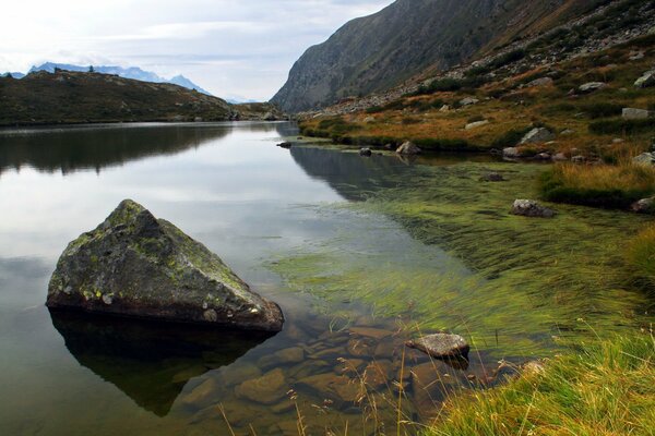 Die natürliche Schönheit der Natur ist klares Wasser und glatte, geschliffene Steine