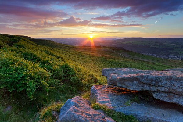 Schöner Sonnenuntergang im Tal am Abend