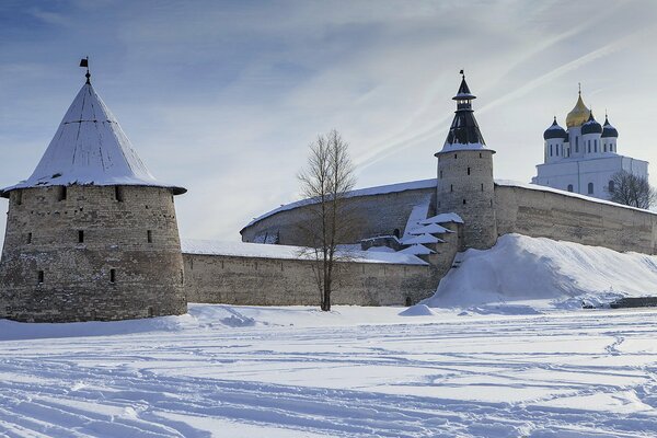 Mur de la cathédrale en hiver neigeux