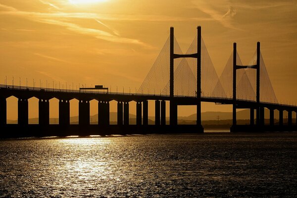 Puesta de sol en el puente. Bahía al atardecer