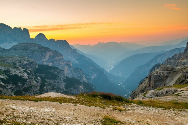 Landschaft Morgendämmerung in den Bergen ist ein scharfer Gipfel