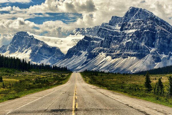 The road to the Canadian Mountains