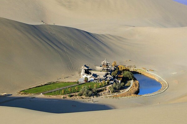 Étang au milieu des sables du désert