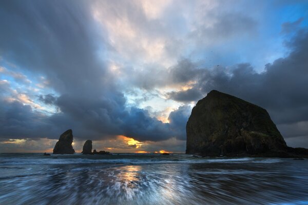 Die Klippen von Cannon Beach im Morgengrauen