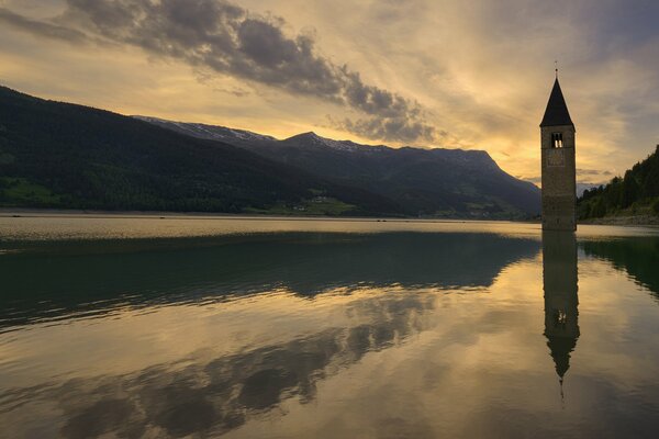 See und Berge bei abendlichem Sonnenuntergang