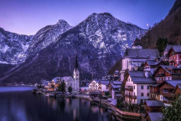 Österreichisches Dorf im Hintergrund der Berge