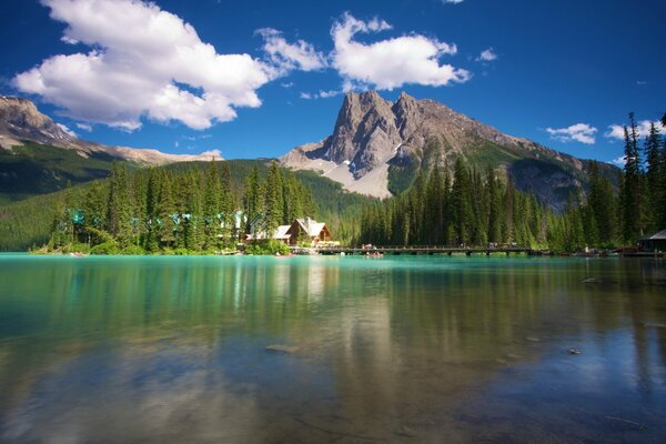 Pequeña casa canadiense en la costa