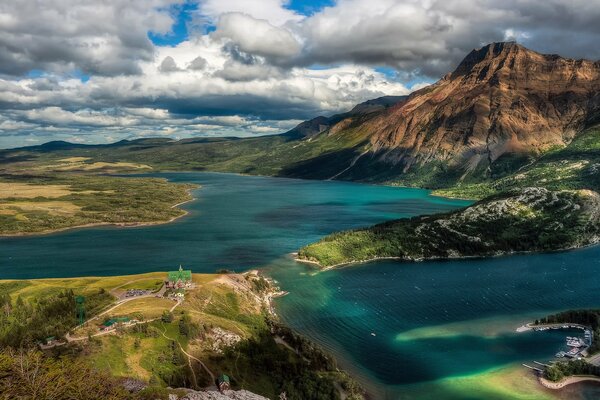 Paisaje de un río de montaña y un asentamiento tranquilo