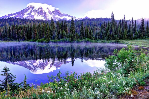 Schöner Bergsee in den USA