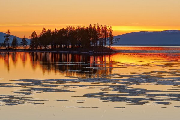 Schöner Sonnenuntergang über dem See