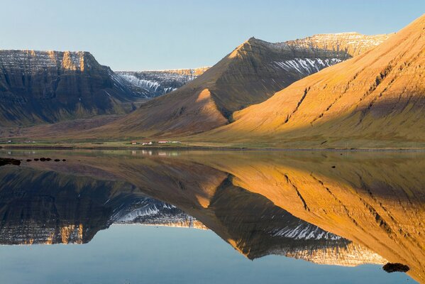 Riflesso delle montagne sulla superficie dell acqua